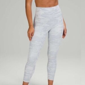 Lululemon Wonder Under High Waist  21"
Camo Alpine White  Leggings Size 4
